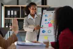 年轻的非洲美国女商人工作合作伙伴办公室金融概念