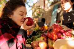 健康的客户享受有机自然气味苹果