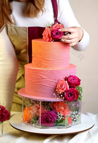美丽的女孩糖果店工作围裙装修生日蛋糕新鲜的花