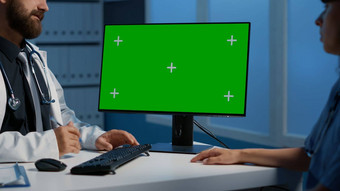 医疗工作人员电脑绿色屏幕的还工作晚些时候晚上