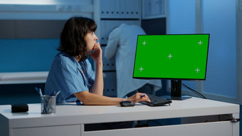 护士站桌子上电脑绿色屏幕模板