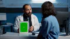 医生持有数字设备指出绿色屏幕浓度关键模板