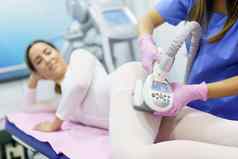 女人特殊的白色西装反脂肪团按摩水疗中心装置