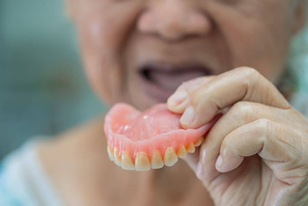 亚洲高级上了年纪的女人病人持有假牙<strong>护理</strong>医院病房健康的强大的<strong>医疗</strong>概念