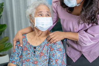 照顾者亚洲<strong>高级</strong>上了年纪的夫人女人坐着轮椅穿脸面具保护安全<strong>感</strong>染科维德冠状病毒