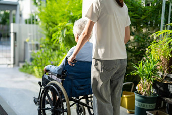 照顾者护理亚洲高级上了年纪的夫人女人病人坐着轮椅斜坡护理医院健康的强大的医疗概念