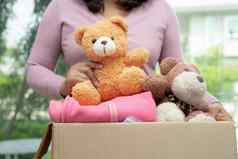 持有服装捐赠盒子衣服娃娃首页支持可怜的人世界