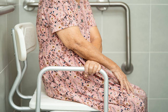 亚洲高级上了年纪的夫人女人病人厕所。。。浴室处理<strong>安全</strong>护理<strong>医院</strong>病房健康的强大的医疗概念