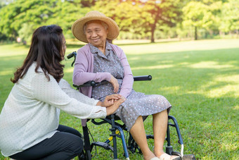 照顾者护理亚洲高级上了年纪的夫人女人病人坐着轮椅公园健康的强<strong>大</strong>的<strong>医</strong>疗概念