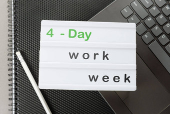 象征一天工作周的地方复制业务概念一天工作周焦点标题概念为期四天的一周工作时间