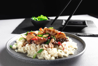 亚洲食物亚洲食物吃筷子如果它鸡大米如果它鸡龚堡东西黑暗板岩背景<strong>四川</strong>如果它前视图