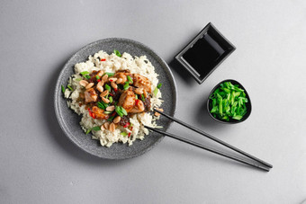 亚洲食物亚洲食物吃筷子如果它鸡大米如果它鸡龚堡东西黑暗板岩背景四川如果它前视图