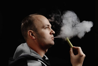 男人。电子香烟黑色的背景空间文本替代吸烟辞职吸烟