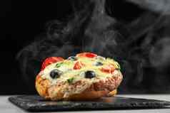 自制的披萨早餐素食者食物披萨蔬菜热早餐零食蒸汽