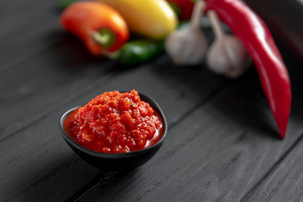 热辣椒胡椒粘贴红色的酱汁木背景若若格鲁吉亚厨房哈里撒阿拉伯厨房视图