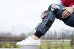 女人穿膝盖撑矫正法腿手术走公园