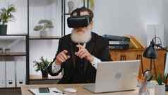 高级业务男人。护目镜看虚拟现实视频工作模拟游戏办公室