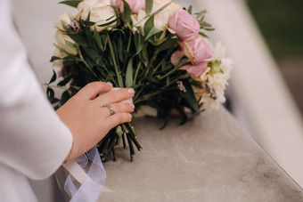 新娘的手婚礼花束新鲜的粉红色的花婚礼细节