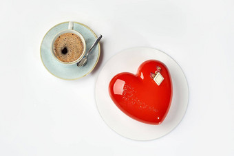 心形状的摩丝蛋糕红色的糖衣杯表示