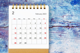 2月每月桌子上<strong>日历</strong>一年蓝色的木背景