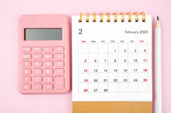 2月桌子上<strong>日历</strong>一年计算器粉红色的颜色背景