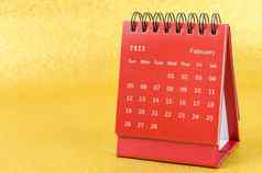 红色的2月每月桌子上日历一年金颜色背景