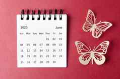 6月桌子上日历组织者计划提醒帕耶尔蝴蝶红色的背景