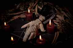 伏都教娃娃黑色的蜡烛五角星形书女巫表格神秘的深奥的占卜巫术崇拜概念神秘的伏都教古董背景