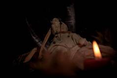 五角星形护身符黑色的蜡烛秋天森林自然背景魔法深奥的女巫仪式神秘主义占卜巫术崇拜神秘主义巫术概念夏末节萨巴特