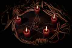 伏都教娃娃黑色的蜡烛五角星形书女巫表格神秘的深奥的占卜巫术崇拜概念神秘的伏都教古董背景