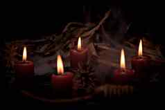 五角星形护身符黑色的蜡烛秋天森林自然背景魔法深奥的女巫仪式神秘主义占卜巫术崇拜神秘主义巫术概念夏末节萨巴特