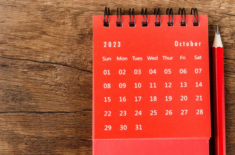 红色的10月每月桌子上日历一年铅笔木背景