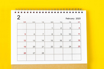 2月每月桌子上日历一年黄色的背景