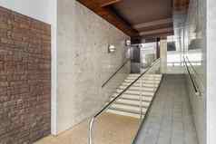 入口房子长走廊楼梯电梯区域斜坡禁用人轮椅砖平铺的墙金属邮箱