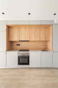 简单的空模块化厨房区域现代公寓家具极简主义很多橱柜烤箱炉子烹饪美味的食物