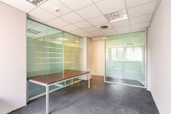 空房间清晰的耐用玻璃墙面板理想的分大空间个人办公室玻璃面板解决方案装修办公室空间