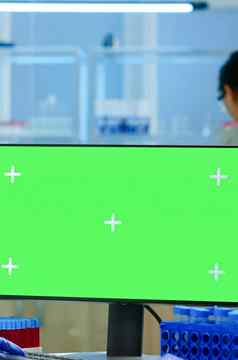 女人研究员打字电脑绿色屏幕模型显示