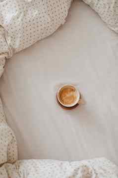 舒适的恢复原状床上咖啡杯早....早餐床上