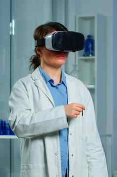 专业研究员穿虚拟现实眼镜