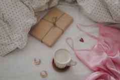 杯咖啡牛奶礼物盒子床上格子复制空间平躺前视图早....床上概念作文
