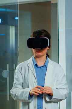 科学家医生体育运动科学实验室穿虚拟现实护目镜