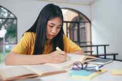 亚洲女学生阅读书考试准备