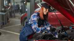 女人汽车机械师工作服修复车