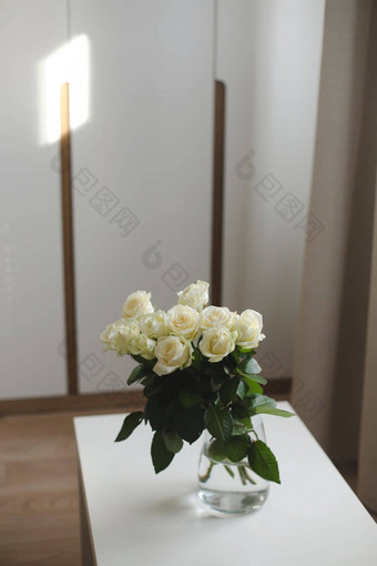 白色玫瑰花束舒适的首页室内花春天情人节一天浪漫的背景快乐假期2月约会爱概念