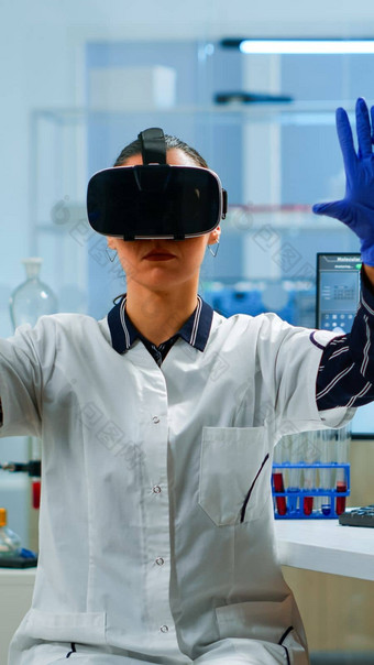 专业科学家穿虚拟现实眼镜医疗创新实验室