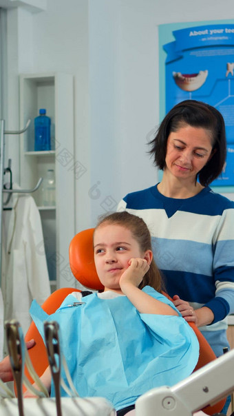 孩子手指点影响牙牙医会说话的妈妈。