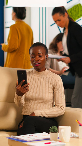 累了黑色的女人会说话的的同事视频调用持有智能手机