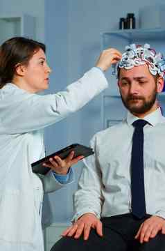 男人。脑电波扫描耳机参观专业医生