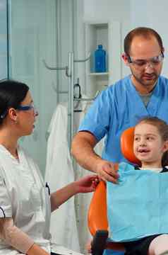 女孩病人牙疼痛解释牙科问题儿科牙医
