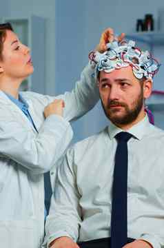 病人大脑扫描讨论研究员神经系统医生
